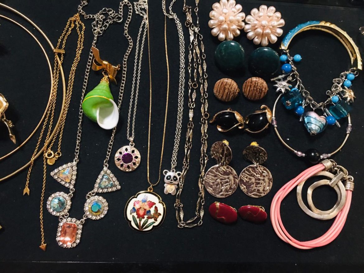 il_fullxfull.4339327718_80j4 20 Pieces of Vintage Jewelry Mixed Lot in Very Good Wearable - Etsy Canada